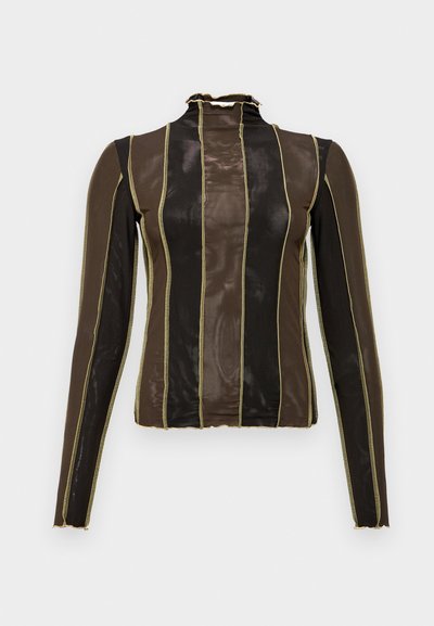 Haut à manches longues en maille transparente marron et noire, avec des rayures verticales soulignées de couture dorée et un col haut froncé.