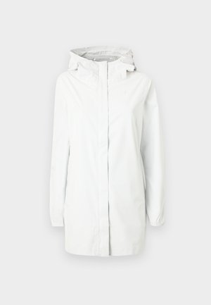 Chaqueta blanca impermeable con cremallera frontal completa, capucha ajustable, puños elásticos y bolsillos laterales. Textura suave, diseño ligero.