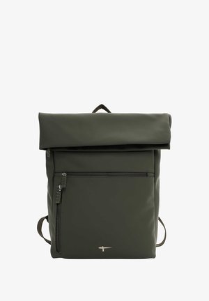 Mochila impermeable verde con diseño de parte superior enrollable, bolsillo frontal con cremallera y correas ajustables. Presenta un acabado texturizado y un sutil detalle de logo.