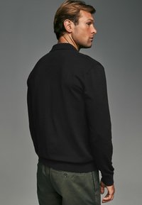 Next REGULAR FIT czarny