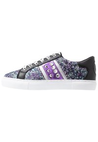Sneaker glitterato con tomaia sintetica viola e nera, dettagli argento e borchie circolari. Caratterizzato da una suola in gomma bianca e design con lacci.