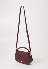 Borsa crossbody in pelle borgogna con forma strutturata, dettagli in metallo dorato e tracolla rimovibile. Presenta una maniglia superiore per versatilità.