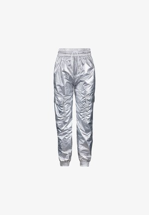 Zilveren, lichte cargo-broek met een elastische tailleband, taps toelopende boorden en twee zijzakken; glanzende textuur met een losvallend ontwerp.