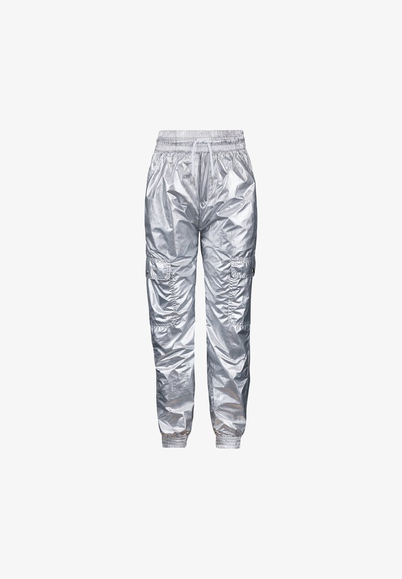 Zilveren, lichte cargo-broek met een elastische tailleband, taps toelopende boorden en twee zijzakken; glanzende textuur met een losvallend ontwerp.
