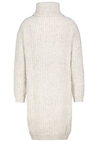 Strickkleid aus weichem, cremefarbenem Garn. Merkmale einen hohen Kragen, gerippte Textur und lange Ärmel. Mit überschnittenen Schultern und knielanger Form.