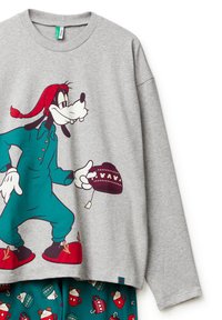 Camisa gris de manga larga con un personaje de dibujos animados que lleva un sombrero rojo y un conjunto color azul verdoso. Estampado notable de tazas en los pantalones a juego. Textura de tela suave.