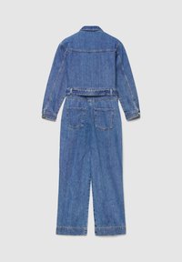 Tuta in denim di colore azzurro chiaro con scollo con colletto, maniche lunghe, vita con cintura e due tasche posteriori.