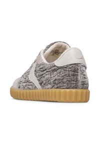 Grijze gestructureerde sneaker met een luxe afwerking, witte leren accenten en een gumrubberen zool met verticale ribbels.