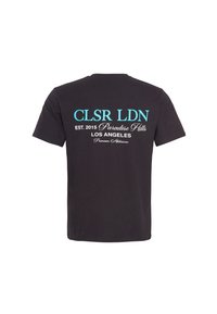 Svart kortermet t-skjorte med turkise grafiske tekster på baksiden, med ordene "CLSR LDN EST. 2015 Paradise Hills LOS ANGELES."