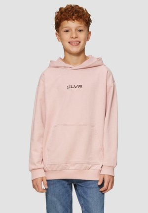 Jasnoróżowa bluza z kapturem z przednią kieszenią i napisem "SLVR" w kolorze czarnym. Ma długie rękawy i luźny krój.