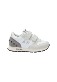 Sneaker bianco e grigio con cinturini in velcro, materiali in camoscio e rete, punta rotonda, suola in gomma e logo sul lato. Dettagli accentuati con punteggiature.