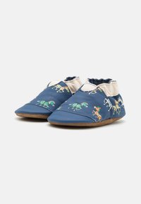 Bottines en cuir avec un dessus bleu marine, ornées d'illustrations colorées de chevaux, avec une cheville élastiquée et une semelle douce marron.