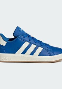 Modrá kožená sportovní obuv s bílými doplňky, obsahující tři pruhy, kulatou špičku a texturovanou bílou gumovou podrážku. Šněrovací zavázání.