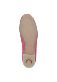 Chaussure en daim rose avec une semelle lisse et claire. Présente un bout arrondi et un accent rouge au talon. Logo imprimé sur la semelle intérieure.