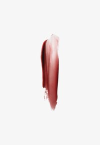 Swatch di rossetto rosso, texture cremosa, forma allungata, gradiente dal rosso intenso al rosa chiaro, finitura opaca, applicazione fluida.