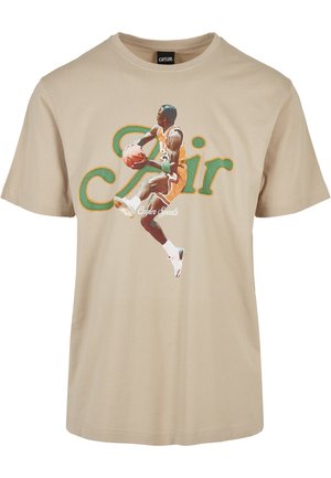 Beige t-shirt van katoen met een ronde hals. Heeft een kleurrijke print van een basketbalspeler en het woord "Air" in groen en oranje.