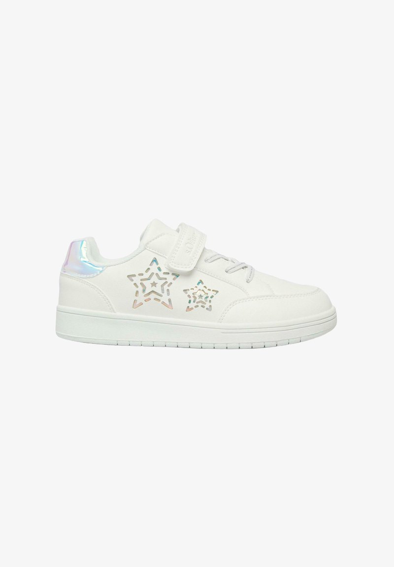 Baskets basses blanches avec des découpes en forme d'étoiles iridescentes sur le côté, fermeture à lacets et une bride à scratch au-dessus des lacets.