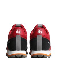 Scarpe sportive rosse e nere con suede testurizzato e pelle liscia, caratterizzate da un inserto sul tallone grigio, dettagli arancioni e una suola bianca.