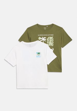Deux t-shirts à manches courtes, l'un blanc avec un petit motif de palmier et de vague, l'autre vert olive avec une grande feuille tropicale et le texte « ÉTAT D'ESPRIT D'ÉTÉ ».