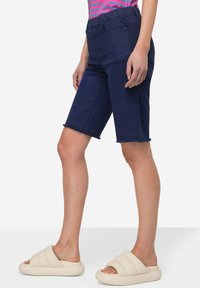 LAURASØN BERMUDA FRANSENSAUM ELASTIKBUND - Shorts vaqueros - dark blue