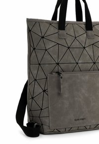 Pilkas pirkinių maišelis su geometriniu juodu raštu, pagamintas iš tekstūruoto medžiagos. Turi trumpas audinio rankenas ir užtraukiamą priekinių kišenę.