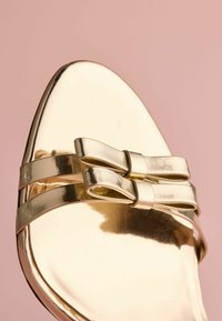 Ei valittu, gold-coloured leather