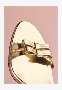 Ei valittu, gold-coloured leather