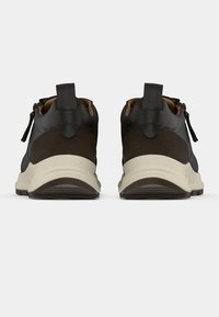 Must must ja nubukist võrkpüksid kreemika kummitaldaga, millel on tõmbeaas kandmisel ja minimalistlik disain.