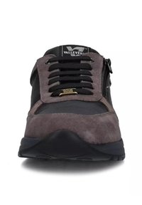 Sneakers da uomo in suede grigio e mesh nero, con lacci neri, cerniera laterale e linguetta imbottita. Suola in gomma resistente.