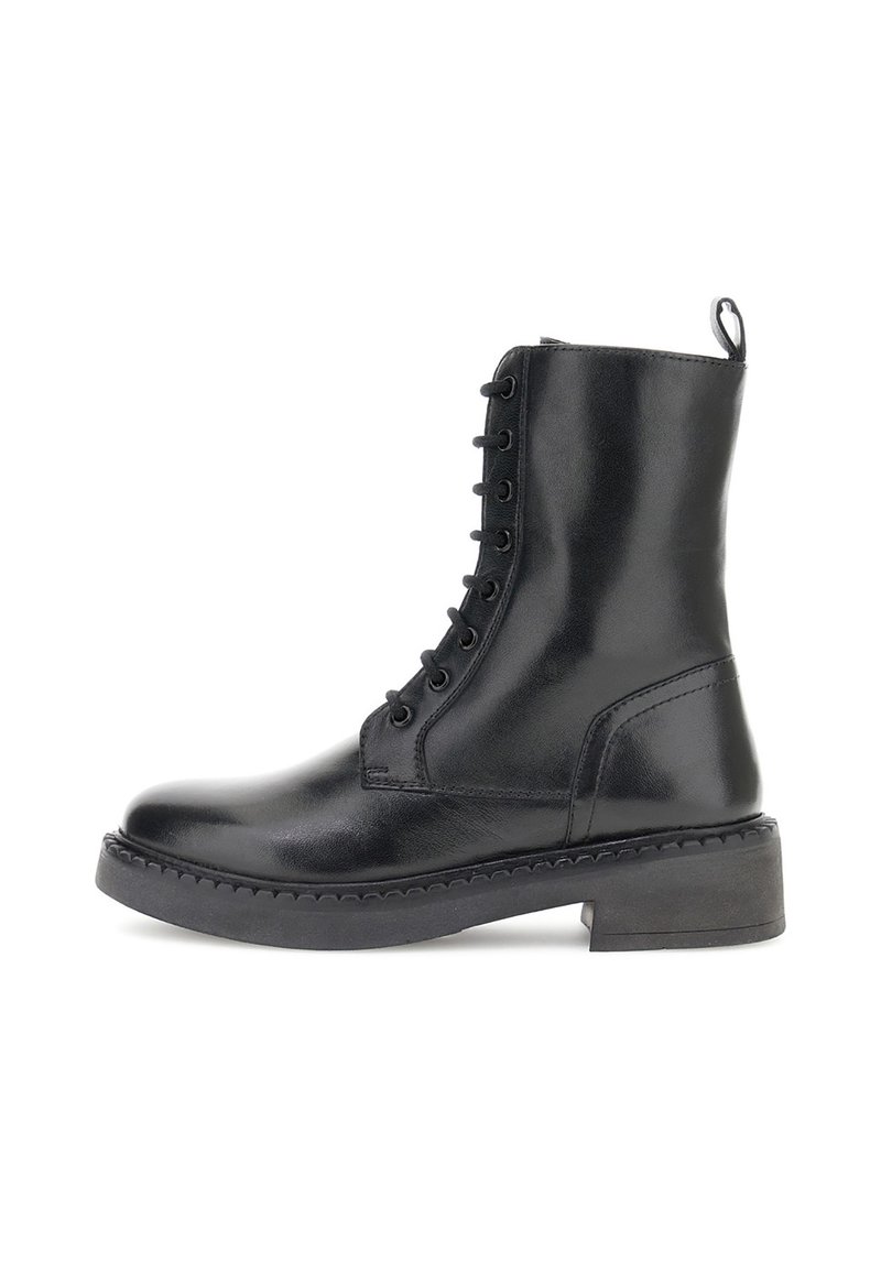 Bota de cuero negra hasta la mitad de la pantorrilla, con cordones, suela de goma gruesa y tira en la parte posterior, vista de lado contra un fondo blanco.