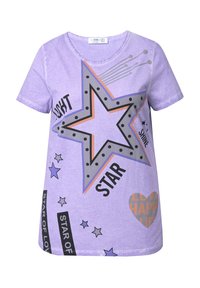 Camiseta de lavanda con mangas cortas y cuello redondo. Presenta un gran gráfico de estrella con texto y pequeños acentos de estrellas en varios colores.