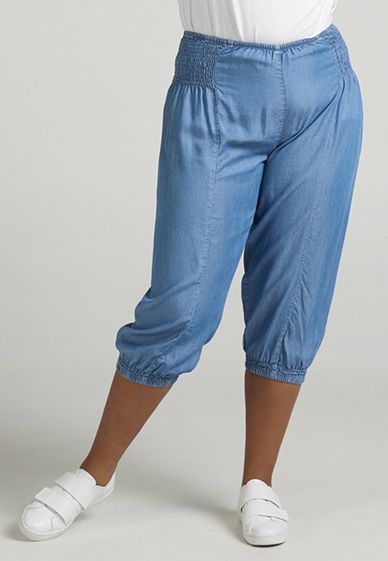 Vaaleansinisiä, lyhyitä, joustovyötäröisiä housuja pehmeästä kankaasta. Ominaisuuksiin kuuluu rypytetty vyötärö ja koottu hihna, mikä tarjoaa rentoa istuvuutta.