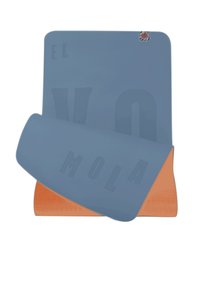 Blå och orange yogamatta, texturerad yta, präglad text som lyder "EL MOLA." Rundade hörn med en logotypetikett i det övre högra hörnet.