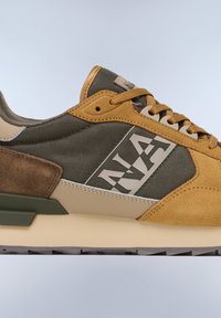 Scarpa sportiva in verde oliva, beige e marrone; presenta una tomaia in mesh, accenti in suede, logo angolare e lacci piatti. Suola in gomma con un motivo di trazione.
