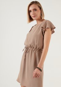 LELA REGULAR FIT - Denní šaty - light brown