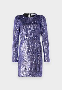 Vestido roxo de lantejoulas com mangas compridas, decote redondo e detalhe de abertura nas costas. A cintura ajustada acentua a silhueta. Tecido brilhante e texturizado.