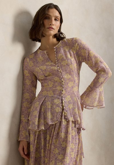 Lila Kleid mit Blumenmuster und ausgestellter Silhouette, Knopfdetails und langen Ärmeln. Hergestellt aus leichtem Stoff mit strukturierter Oberfläche.