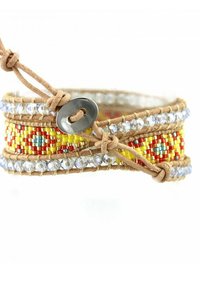 Bracciale in pelle intrecciata con design di perline colorate in rosso, giallo e blu. Presenta cristalli trasparenti e una chiusura a toggles in argento.