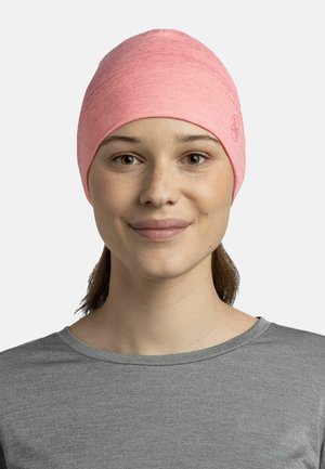 Rosa gestrickte Mütze aus weichem Material, die eng am Kopf anliegt. Das Design zeichnet sich durch eine glatte Textur und ein dezentes Logo an der Seite aus.