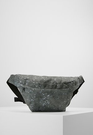 Marsupio grigio in tessuto con motivo botanico, tracolla nera regolabile, parte superiore curvata e tasca con zip sul lato.