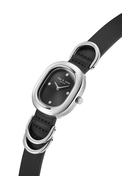 Schwarze Lederarmbanduhr mit einem ovalen Gehäuse in Silberfarbe, schwarzem Zifferblatt und weißen Stundenmarkierungen. Mit doppelt geschlungenen Hardware-Akzenten.