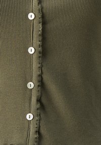 ONLY ONLLAILA BUTTON - Basic T-shirt - kalamata