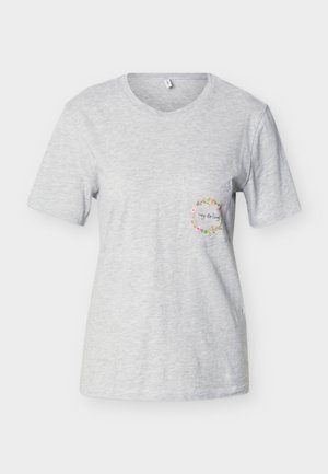 T-shirt gris clair à manches courtes avec une petite poche sur la poitrine ornée d'une couronne de fleurs et du texte « Hey darling » à l'intérieur.
