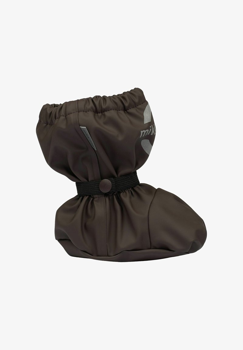Cubierta de zapato para bebé impermeable de color marrón oscuro con parte superior elástica y correa ajustable alrededor del tobillo para un ajuste seguro.