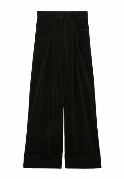 Pantalones de pana anchos de color negro con profundos plisados, cintura alta y dobladillos enrollados; incluyen bolsillos laterales y una tela texturizada.
