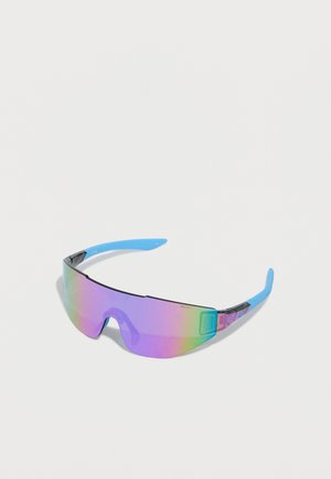 Lunettes de soleil sportives enveloppantes avec des verres réfléchissants à teinte arc-en-ciel et des branches bleu clair sur un fond blanc.