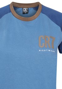 Niebieska koszulka z krótkim rękawem z kontrastującymi ciemnoniebieskimi rękawami. Na przodzie umieszczony napis "CR7" oraz "NIGHTWEAR" w szarym kolorze. Wykonana z trwałego materiału bawełnianego.