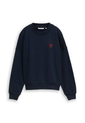 Marineblauwe lange mouw crewneck sweatshir met geribbelde manchetten en zoom, met een klein rood geborduurd hart op de linkerborst.