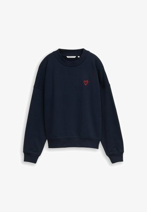 Marineblauwe lange mouw crewneck sweatshir met geribbelde manchetten en zoom, met een klein rood geborduurd hart op de linkerborst.