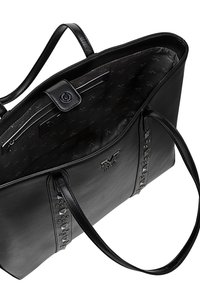 Schwarze Tragetasche aus glattem synthetischem Material, mit Nieten an einer Seite, einem Innenfach und einem Markenlogo innen.